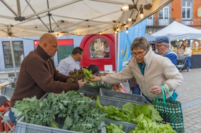 Marché des producteurs et artisans Locaux Place du Chapitre à Thuin