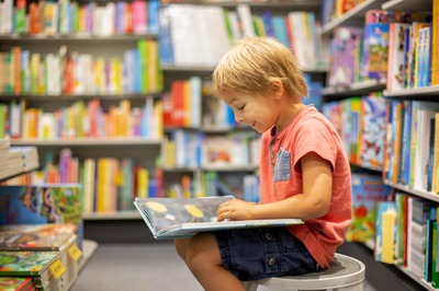 Image de l'événement Cute preschool child, looking at books in a bookstore on summer d...